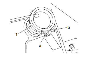 Installing the air filter case joint clamp