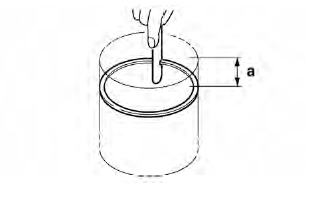 Checking the piston rings